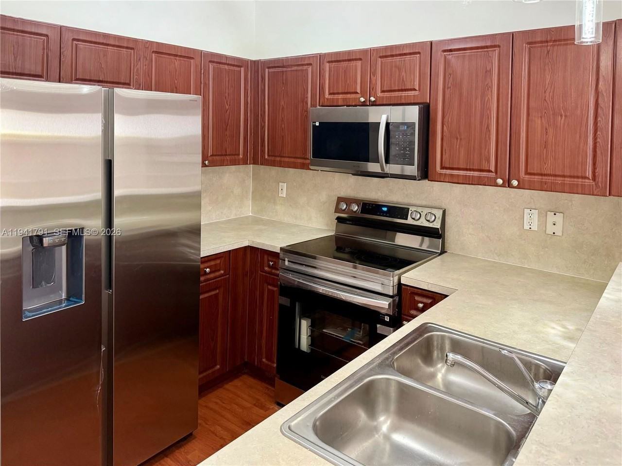 2311 Se 24th Ct #2311 - Photo 2 of 8