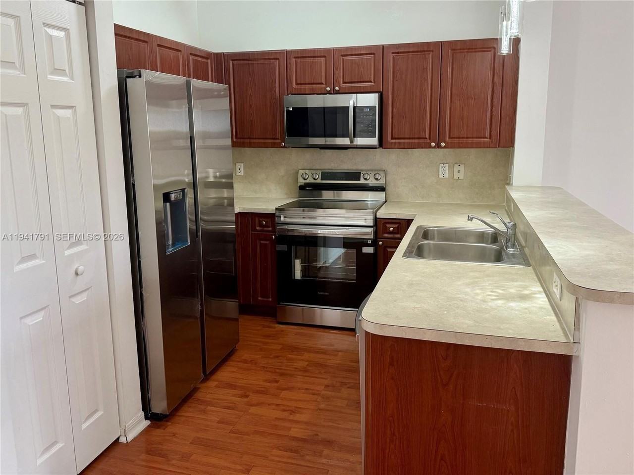 2311 Se 24th Ct #2311 - Photo 3 of 8