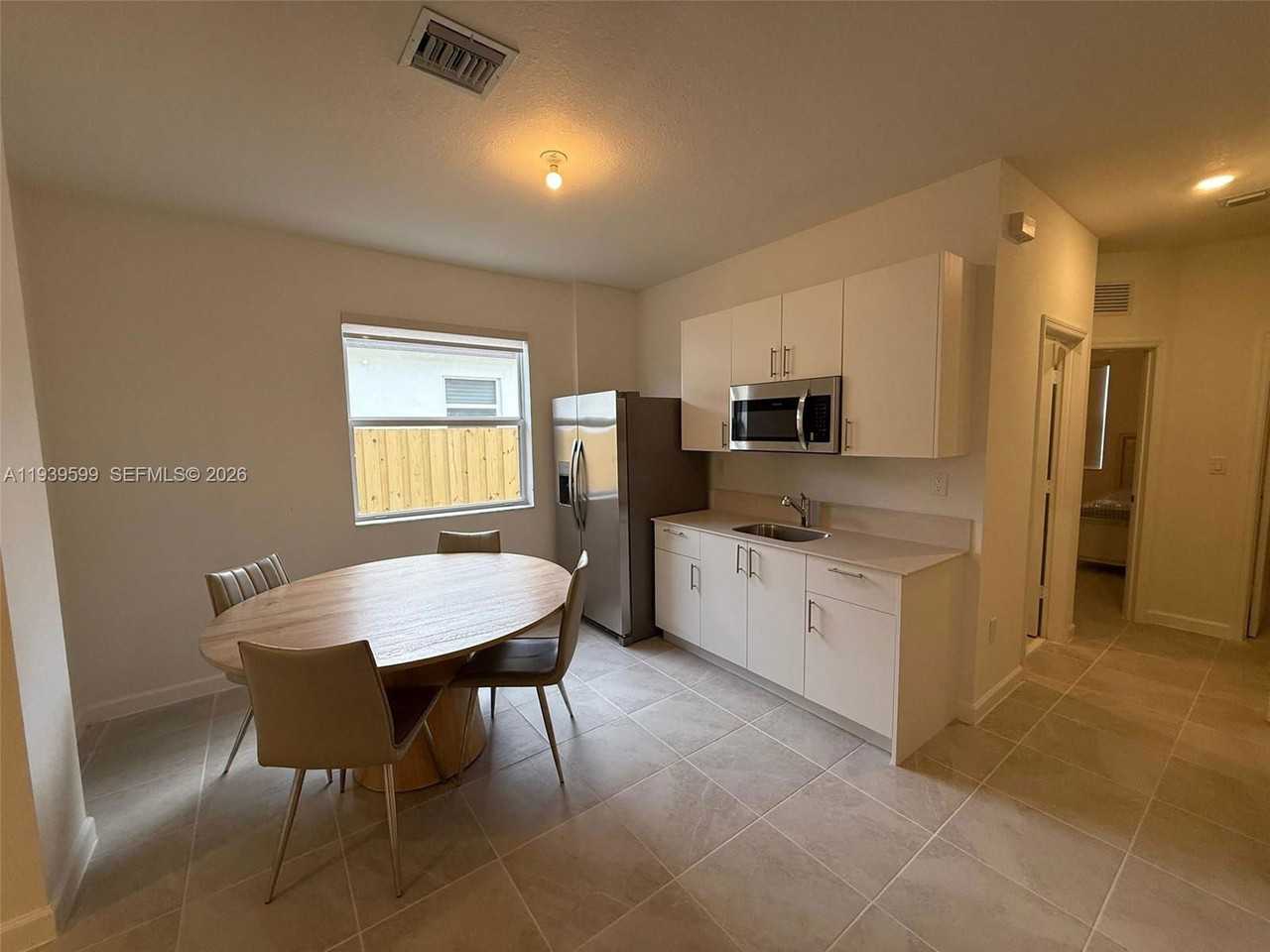 2832 Se 23rd Ave - Photo 4 of 8