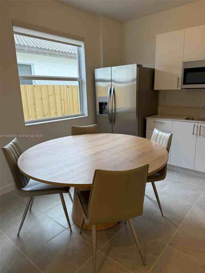 2832 Se 23rd Ave - Photo 6 of 8