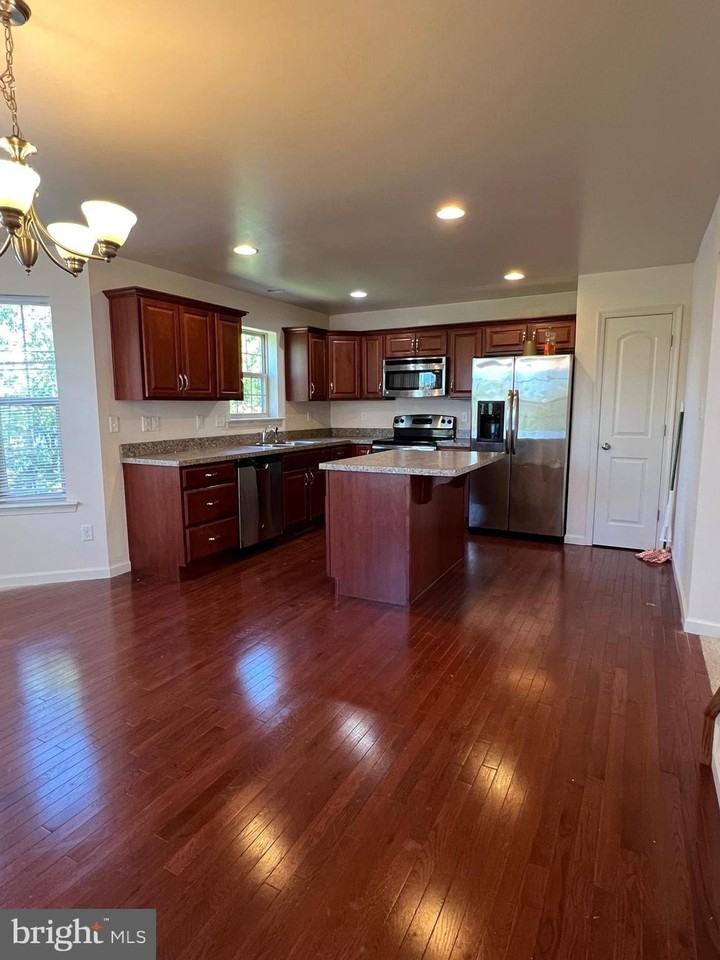 6426 Creekbend Dr - Photo 5 of 20