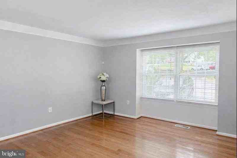 15427 Beachwater Ct - Photo 3 of 36