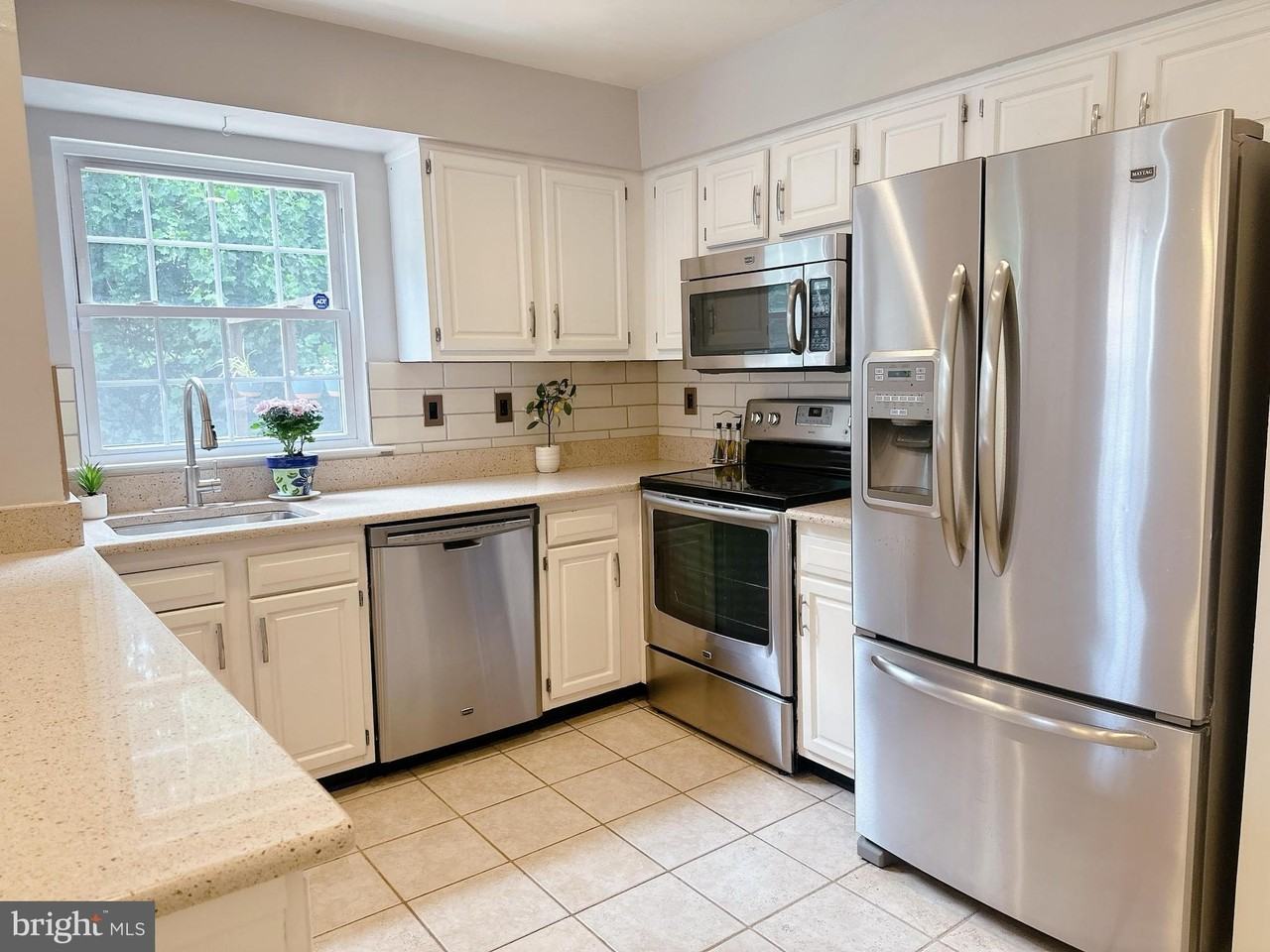 15427 Beachwater Ct - Photo 5 of 36