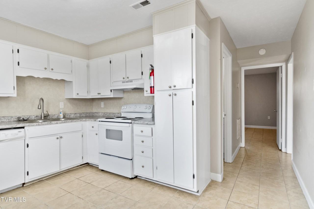 1001 Kiser Blvd Apt 11 #11 - Photo 4 of 16