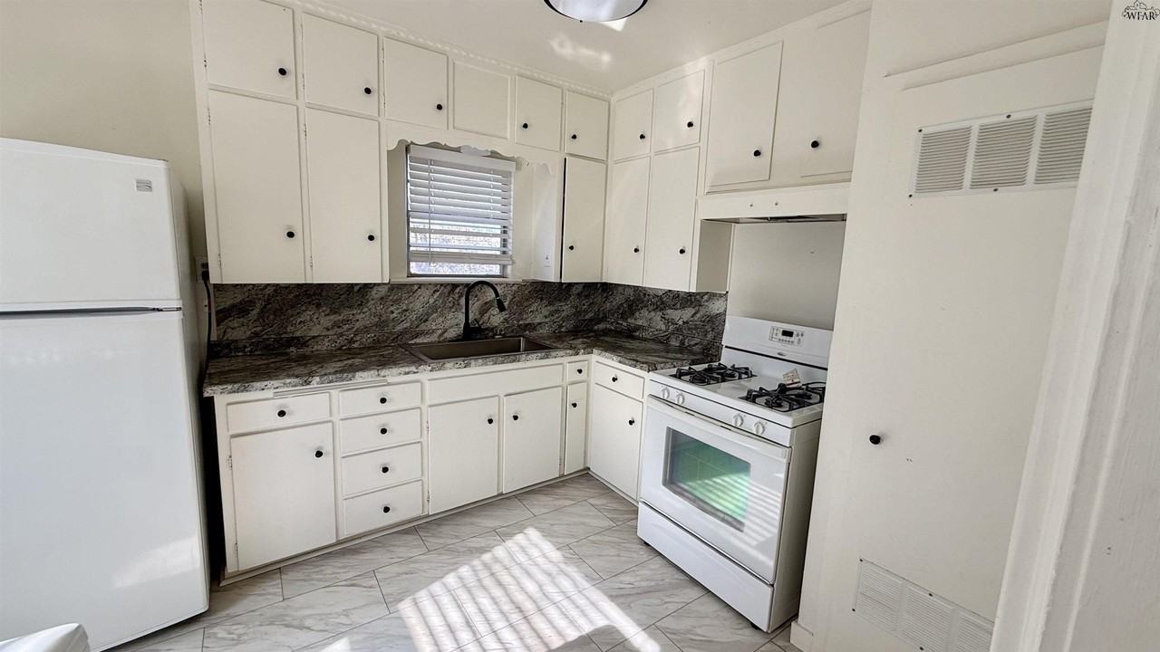 3111 Avenue E - Photo 3 of 18