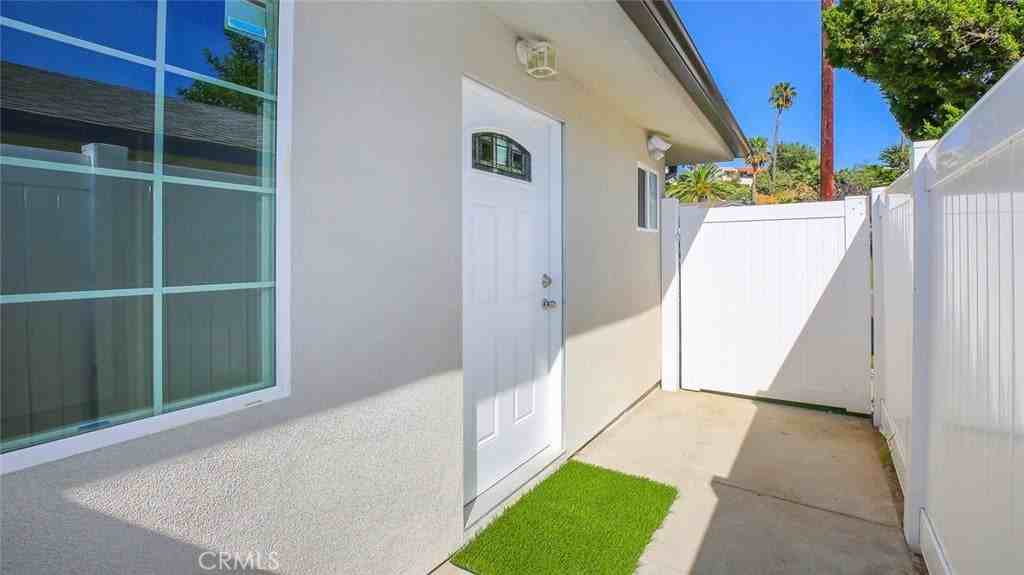 7727 Shady Cove Ave - Photo 4 of 16