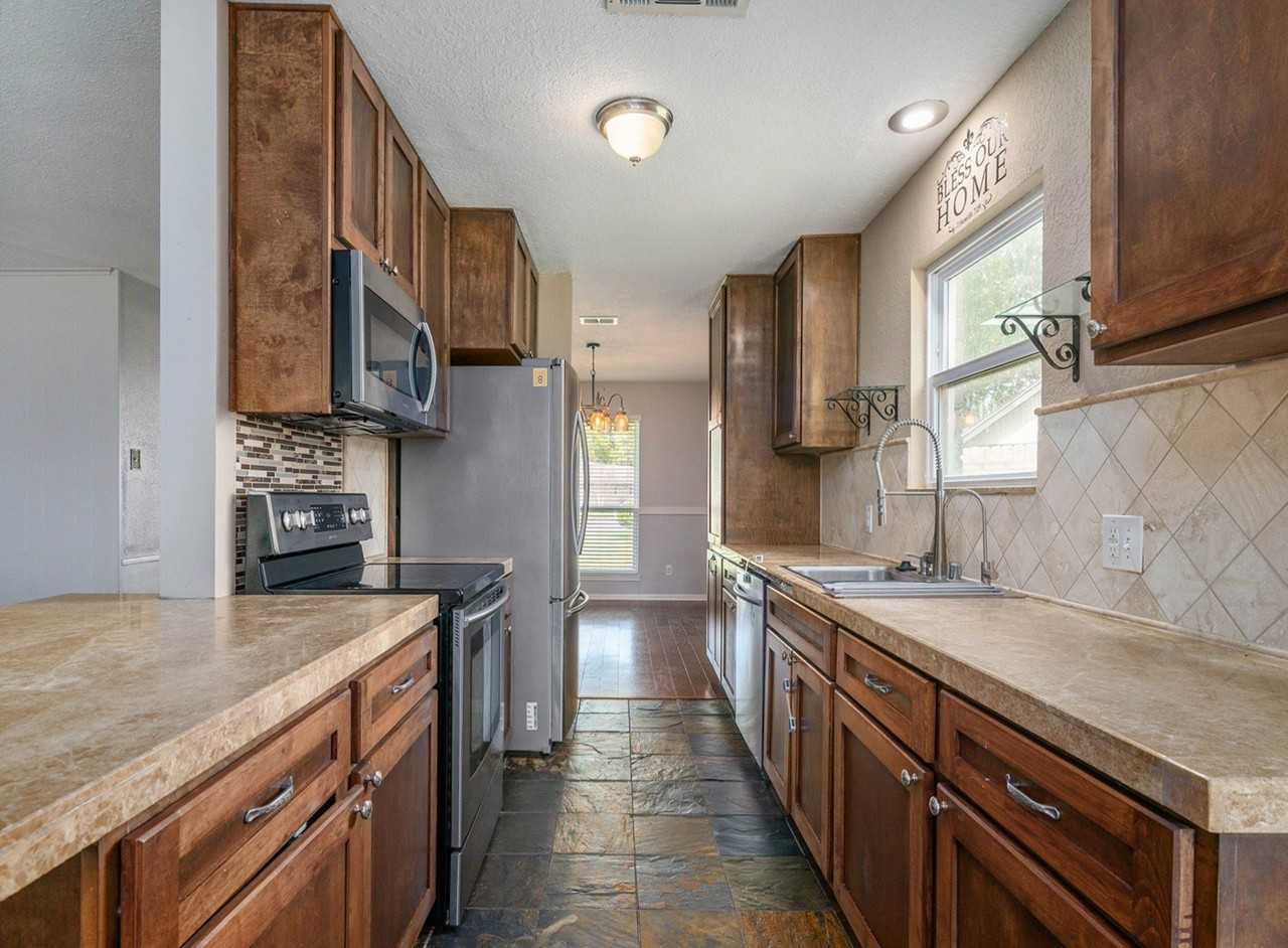 226 Pecan Dr - Photo 3 of 12