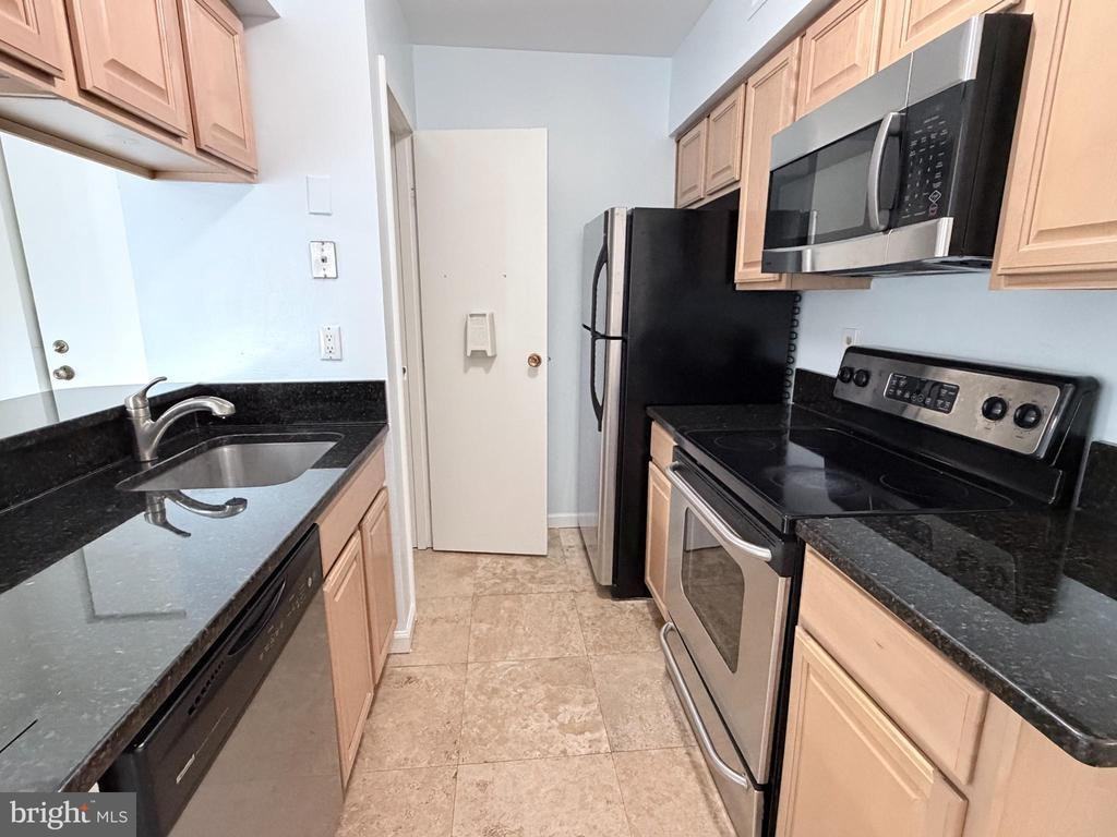 5823 Royal Ridge Dr - Photo 7 of 30