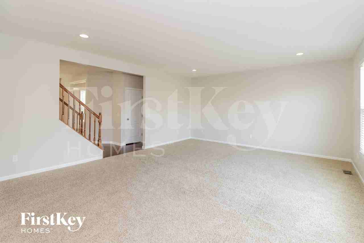 1439 Woodbury Glen Dr - Photo 3 of 15