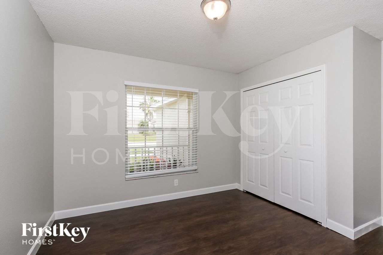 12025 Larson Ln - Photo 4 of 15