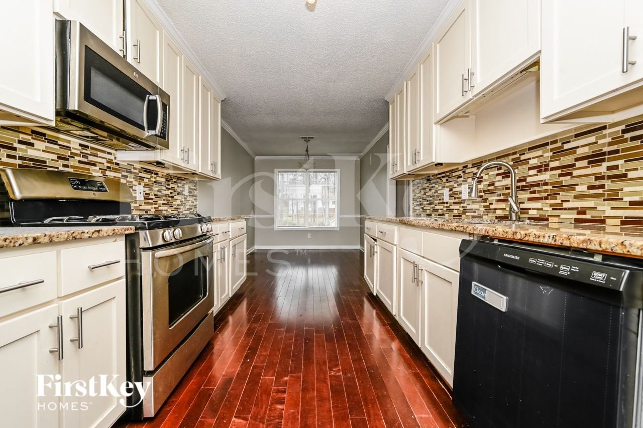 1919 Chambers Rd - Photo 6 of 19