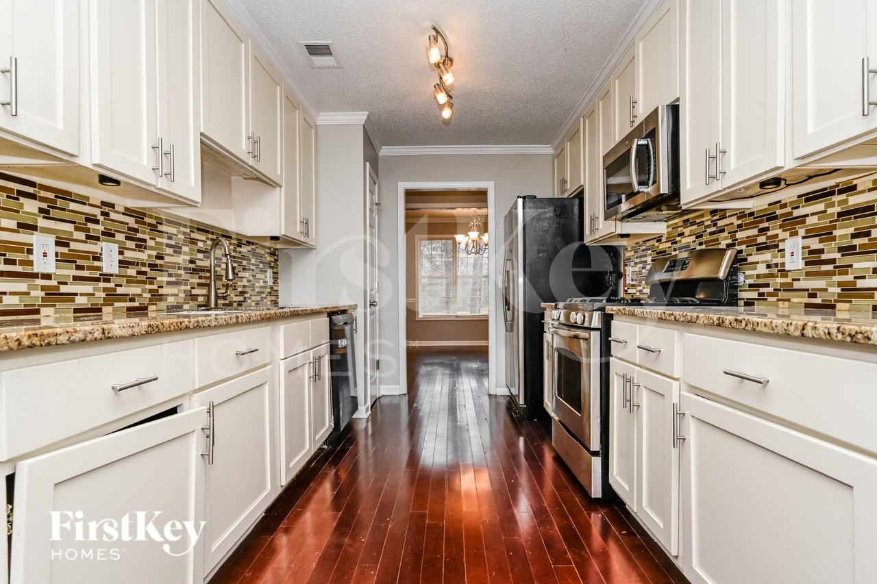 1919 Chambers Rd - Photo 7 of 19