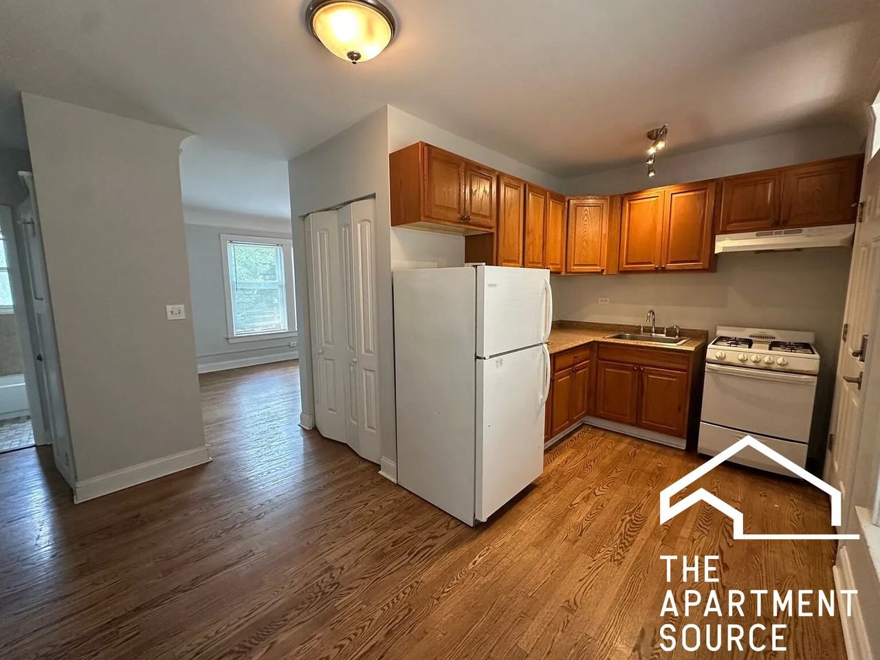 7033 N Glenwood Ave #3S