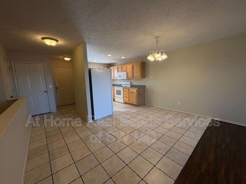 301 Excalibur Ct #B - Photo 4 of 18