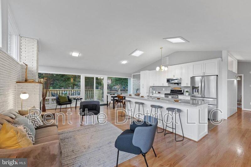 4234 S Dakota Ave Ne - Photo 4 of 29