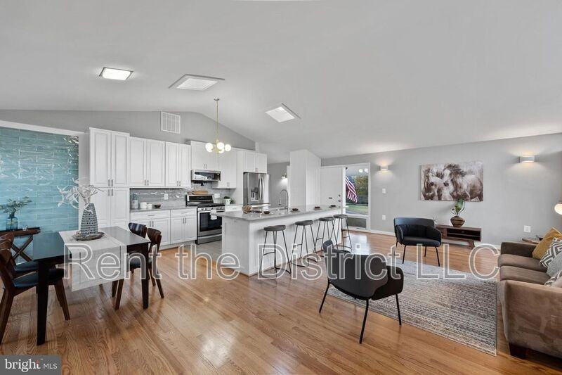 4234 S Dakota Ave Ne - Photo 5 of 29