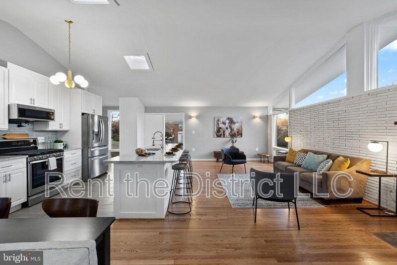 4234 S Dakota Ave Ne - Photo 6 of 29