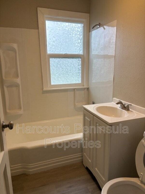 2831 Ne Center St #1 - Photo 4 of 14