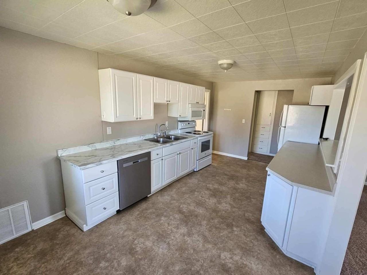 601 S Jackson St - Photo 4 of 11