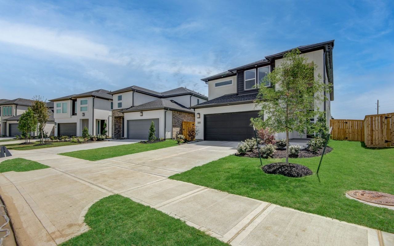 21803 Fitzroy Manor Ln - Photo 2 of 50