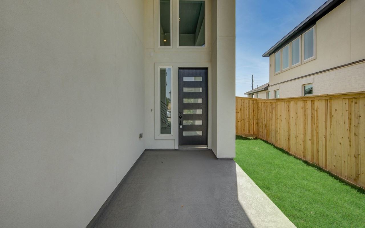 21803 Fitzroy Manor Ln - Photo 3 of 50