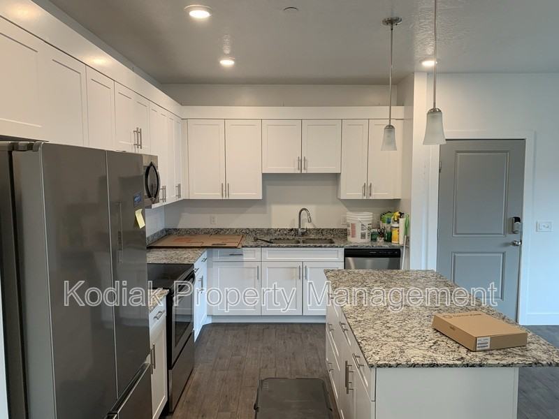 875 Depot St - Photo 4 of 27