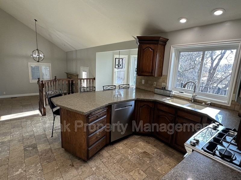 13 Ne - Photo 6 of 34