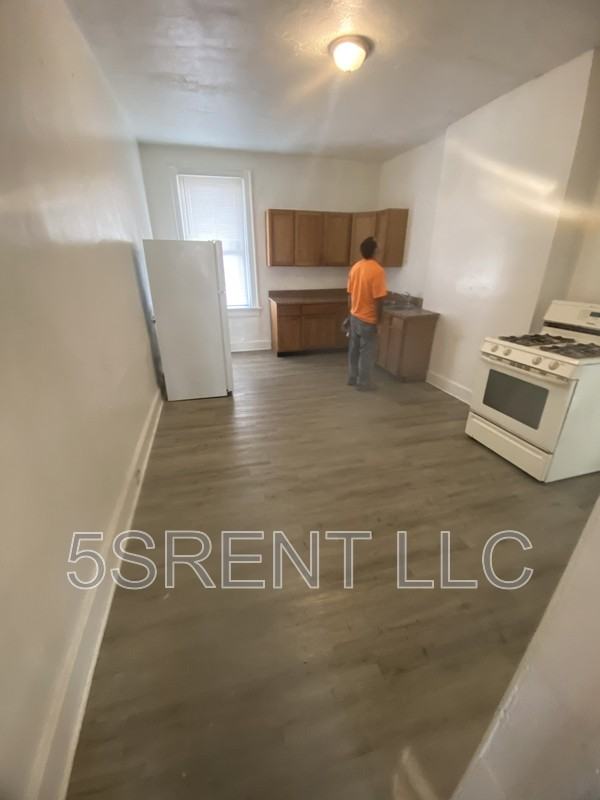 1048 Marshall Ave - Photo 3 of 11