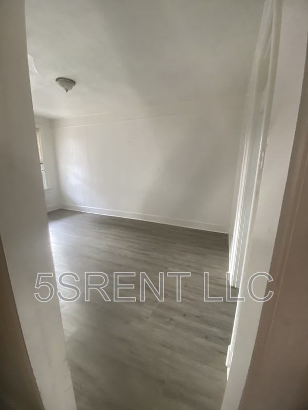 1048 Marshall Ave - Photo 5 of 11