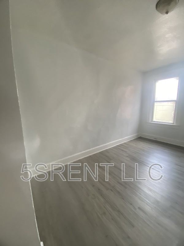 1048 Marshall Ave - Photo 7 of 11