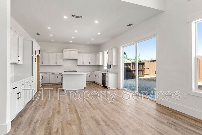 6739 Micherra Cir - Photo 3 of 13