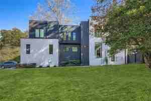 featured image of 1223 Mayfair Dr Ne