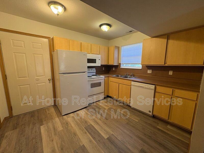 1410 W Frosty Dr #4 - Photo 3 of 16