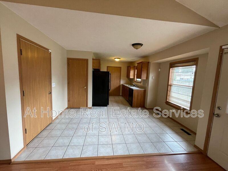 3216 W Scott St - Photo 3 of 10