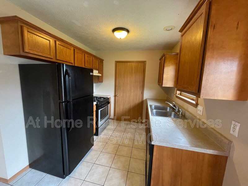 3216 W Scott St - Photo 4 of 10