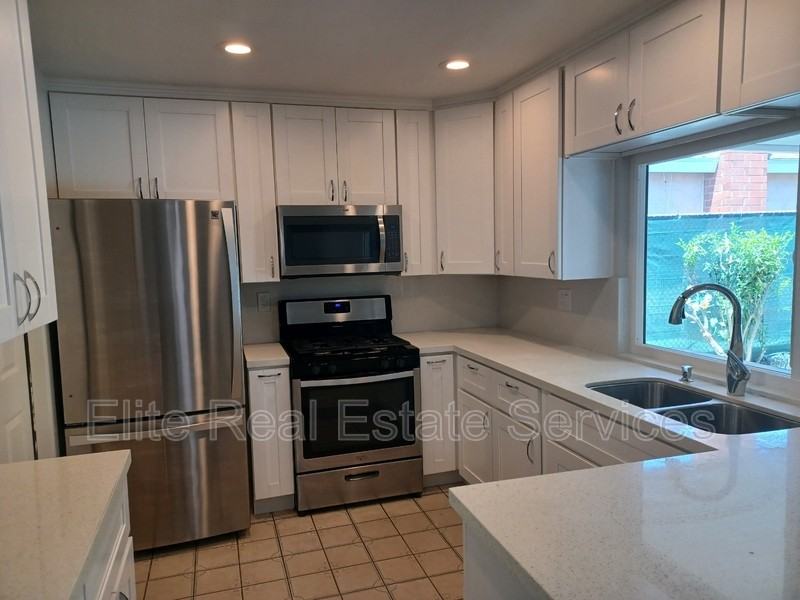 887 Hawaii Ave - Photo 4 of 28