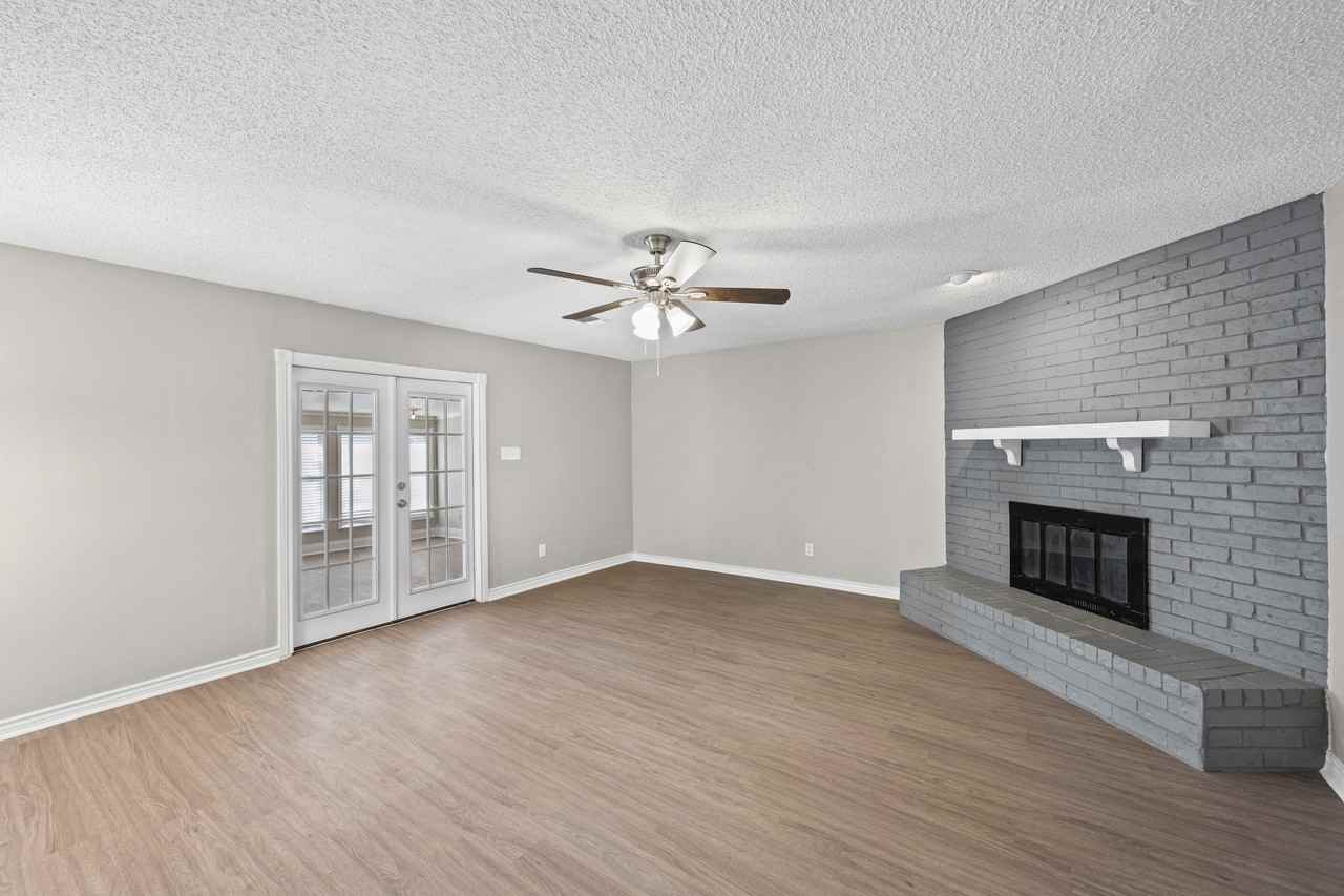 565 Park Center Blvd - Photo 2 of 22