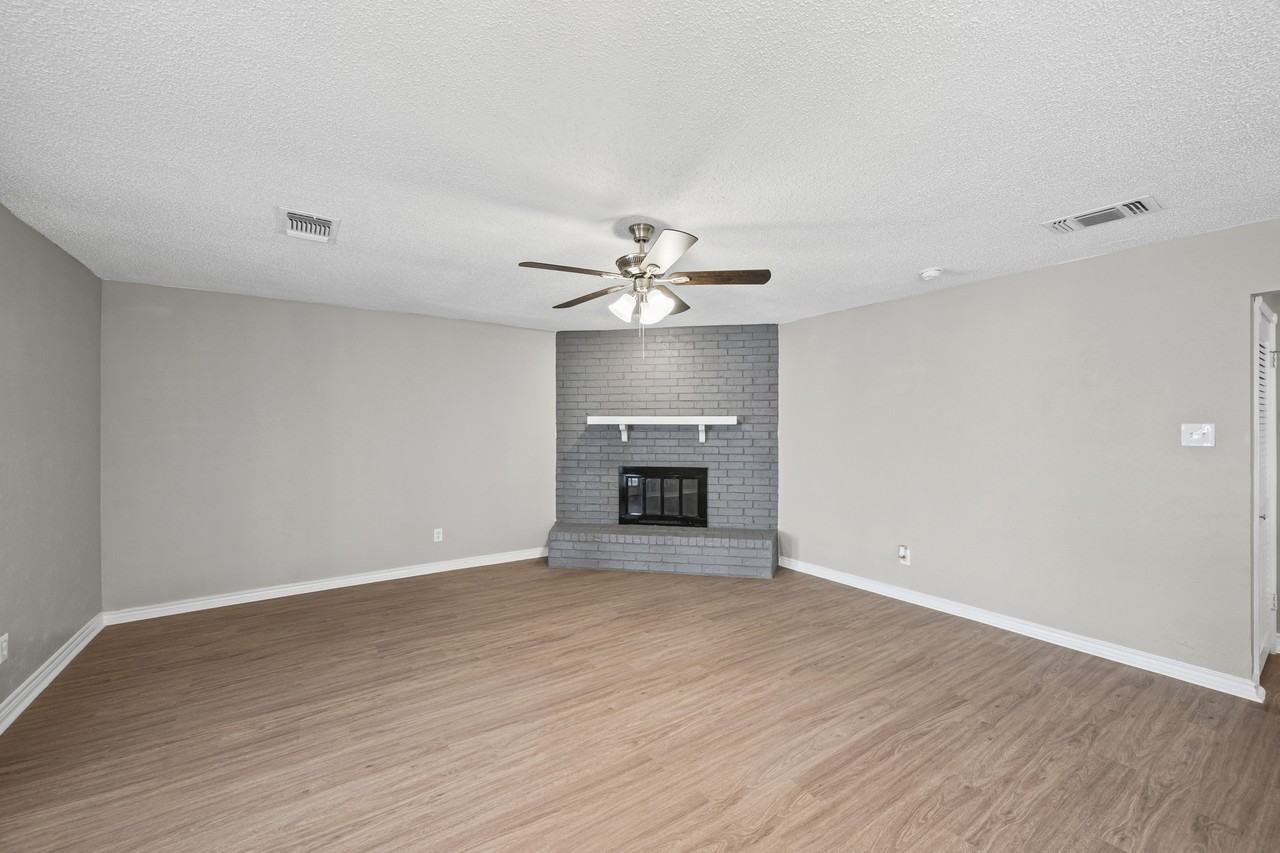 565 Park Center Blvd - Photo 3 of 22