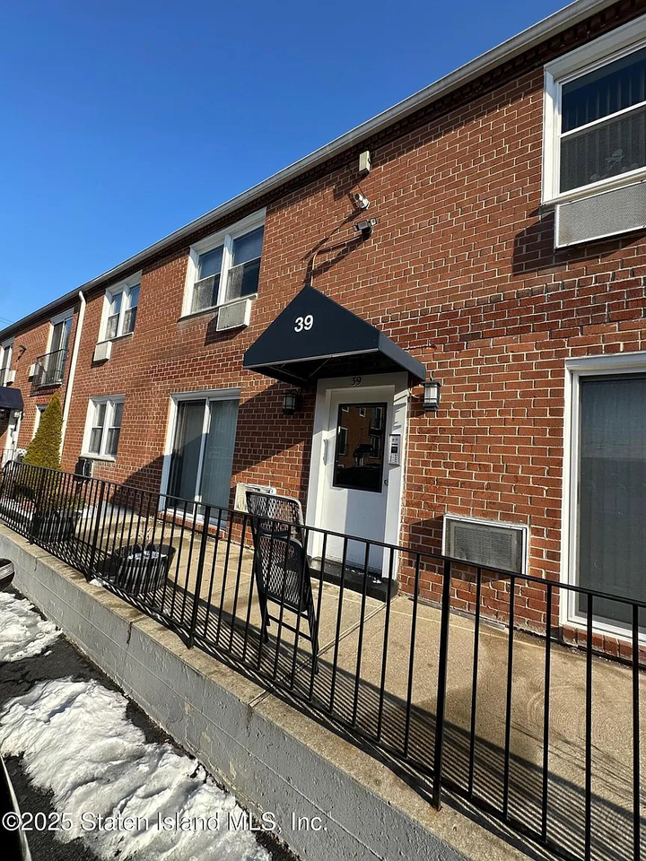 39 Vera St #A - Photo 2 of 12