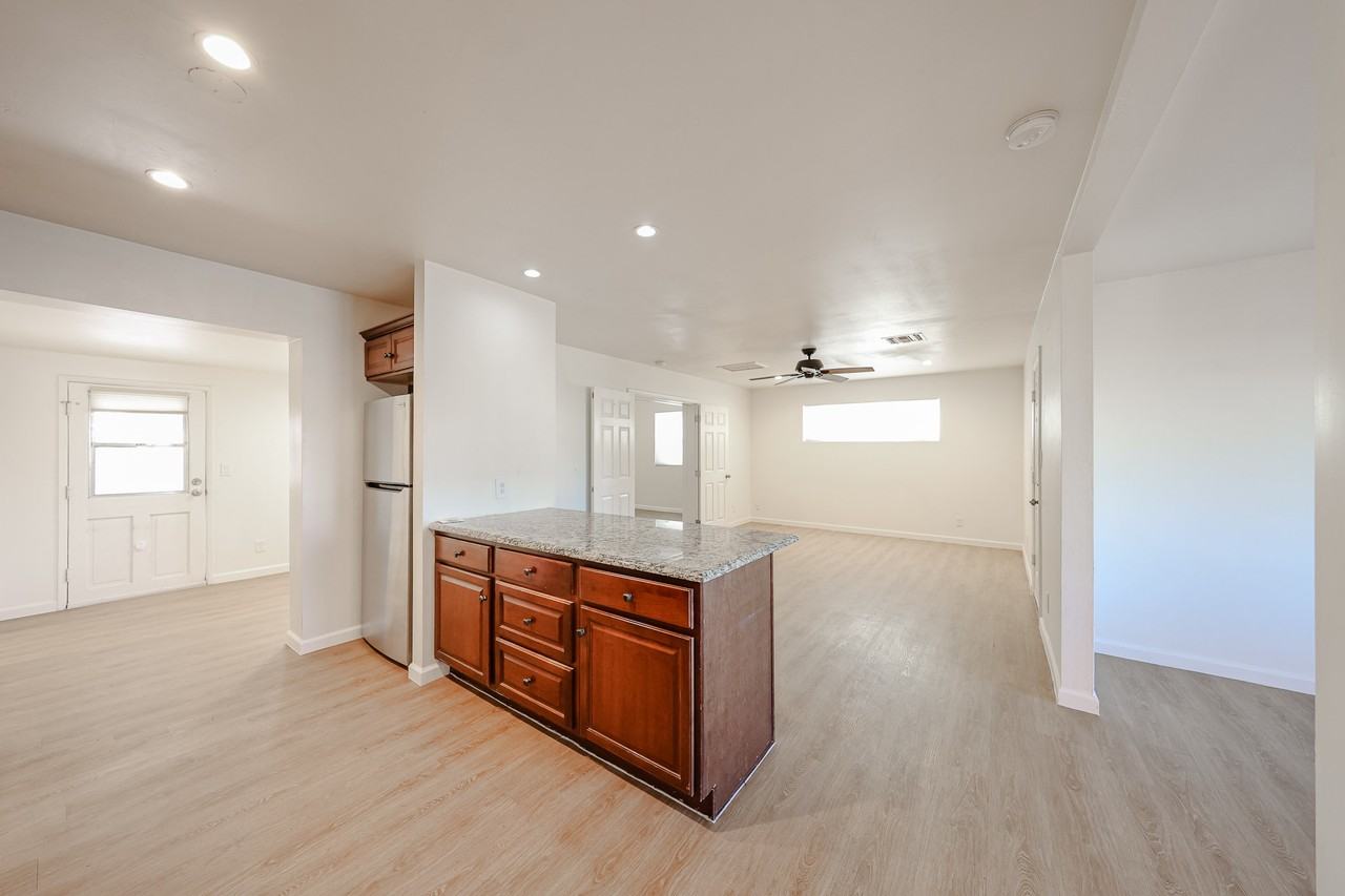 601 N 73rd Pl - Photo 7 of 47