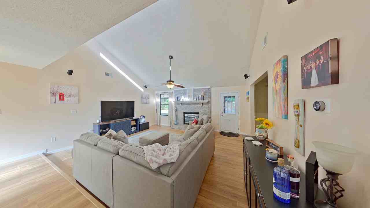 1253 Whitewood Way - Photo 4 of 25