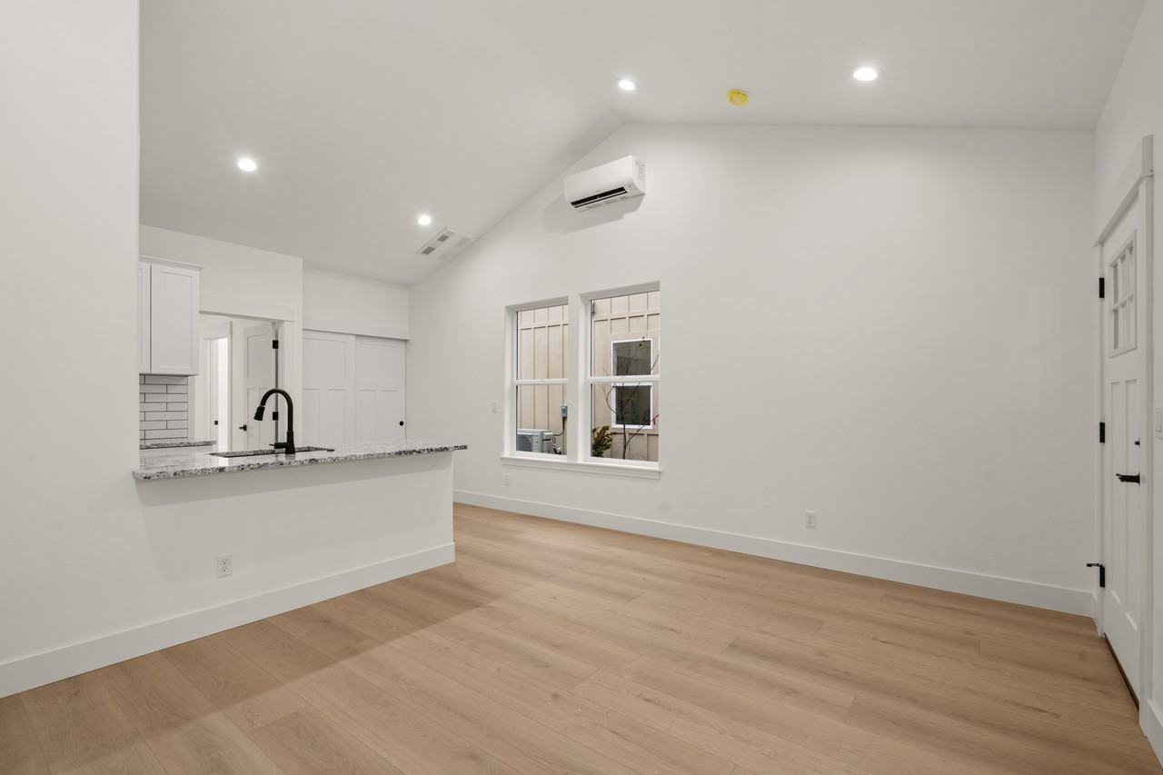 414 Sw I St - Photo 3 of 6