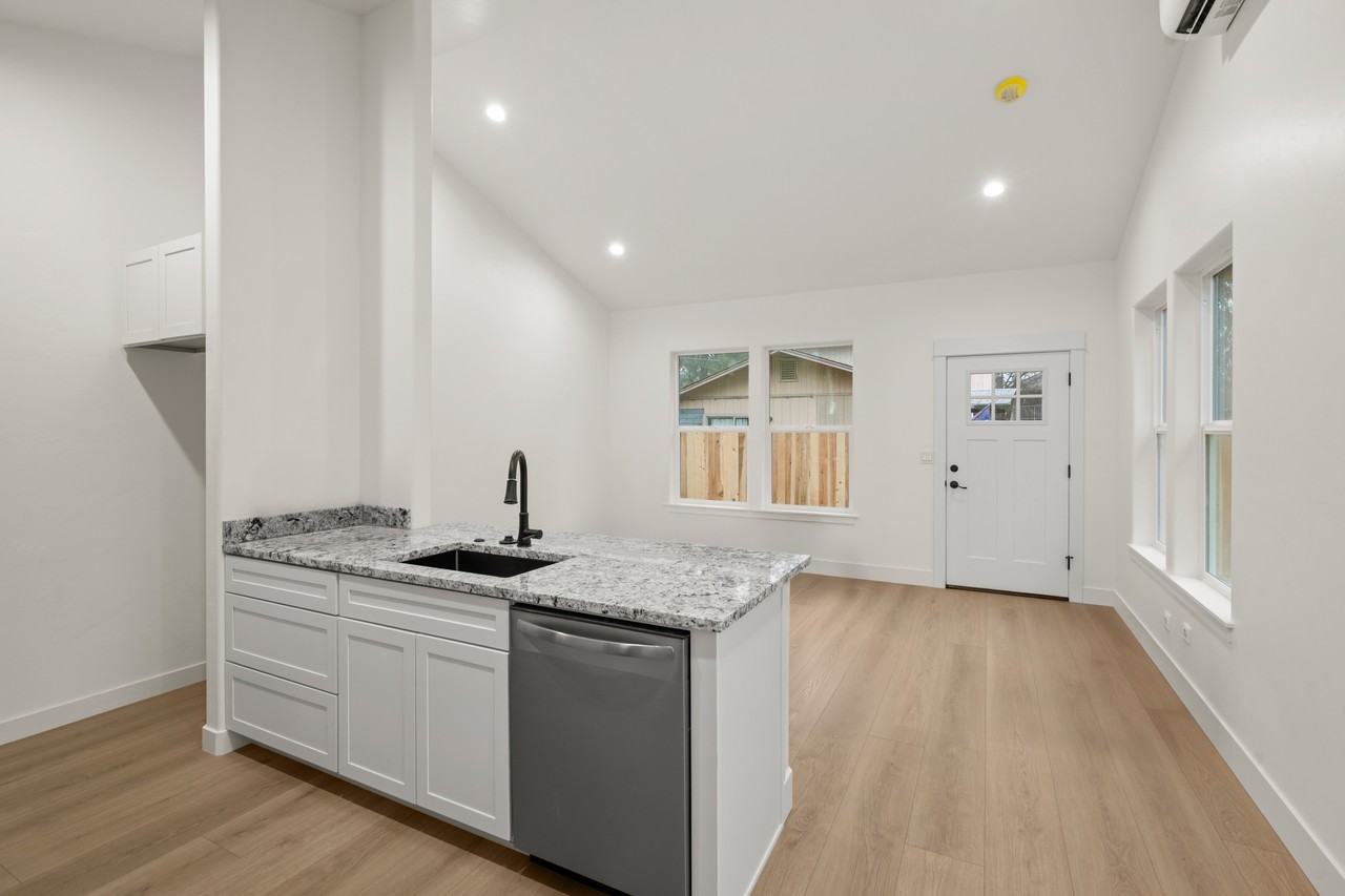 416 Sw I St - Photo 2 of 6