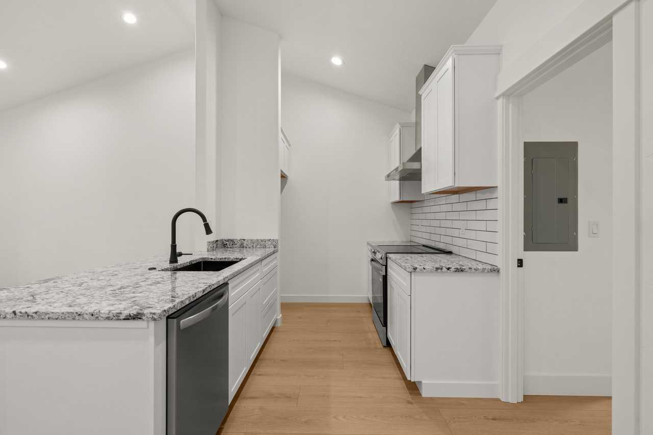 416 Sw I St - Photo 3 of 6