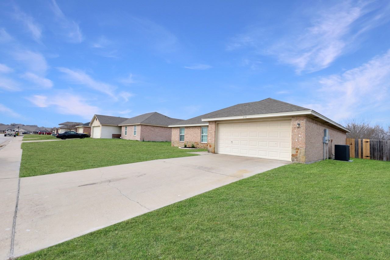 810 Leah Dr - Photo 2 of 21