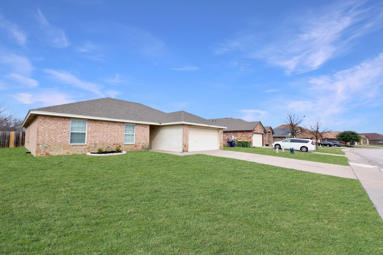 810 Leah Dr - Photo 3 of 21