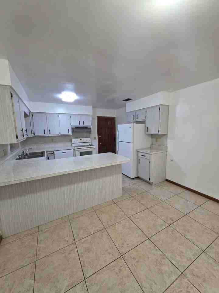 2301 Ne 32nd St - Photo 4 of 11