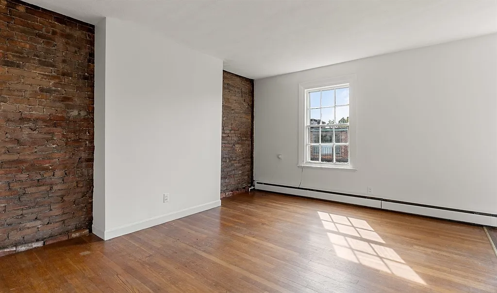 37 Lawrence St - Photo 2 of 12