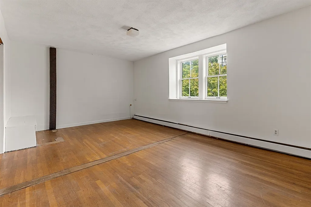 37 Lawrence St - Photo 6 of 12