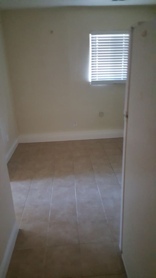 811 2nd St #B - Photo 4 of 10